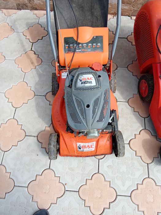 Vând doua cositoare gazon una pe benzina una electrică,500lei amândouă