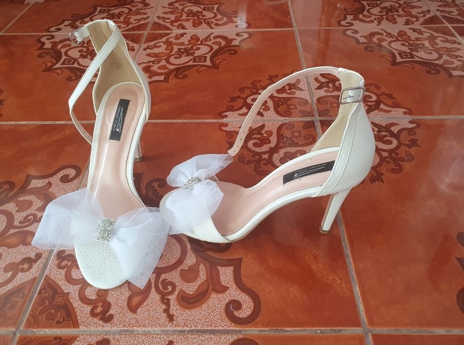 Sandale albe din piele