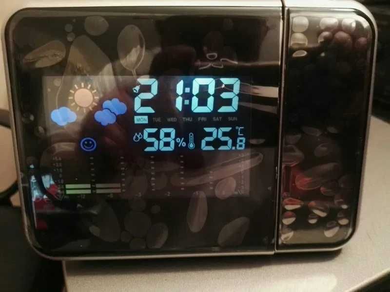 Цифров настолен часовник, с проектор, будилник, време, дата