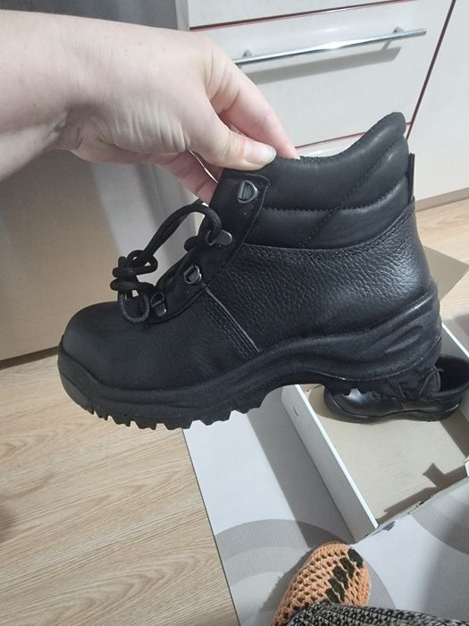 Ботинки чёрные  38размер