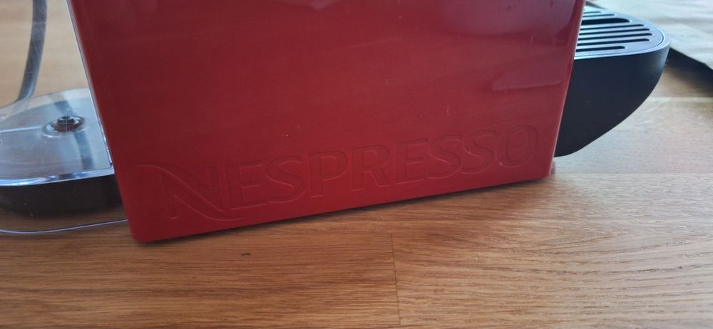 Кафемашина Nespresso Krups червена