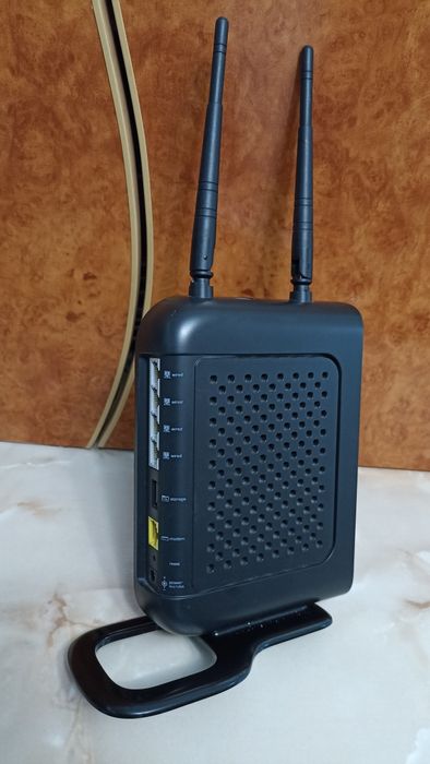Vand un adaptor wirelles TP Link și un router Belkin