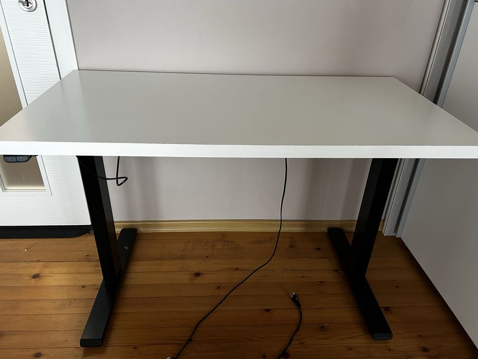 Бюро с регулируема височина