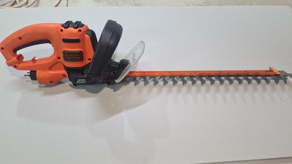 электрический кусторез Black+Decker BEHTS301