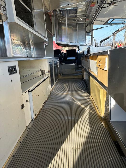 Vând rulota fast-food schimb cu auto evaluat corect!