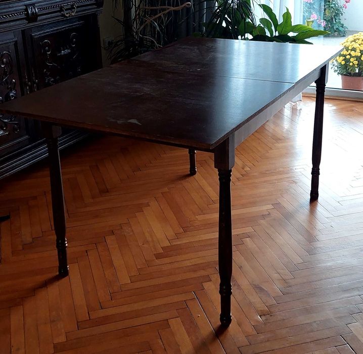 Masă de lemn 8 locuri in stare bună