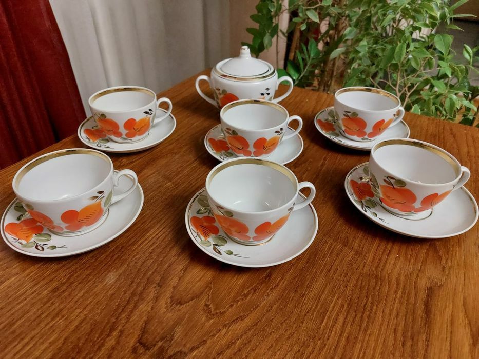 Продам фарфоровый сервиз.