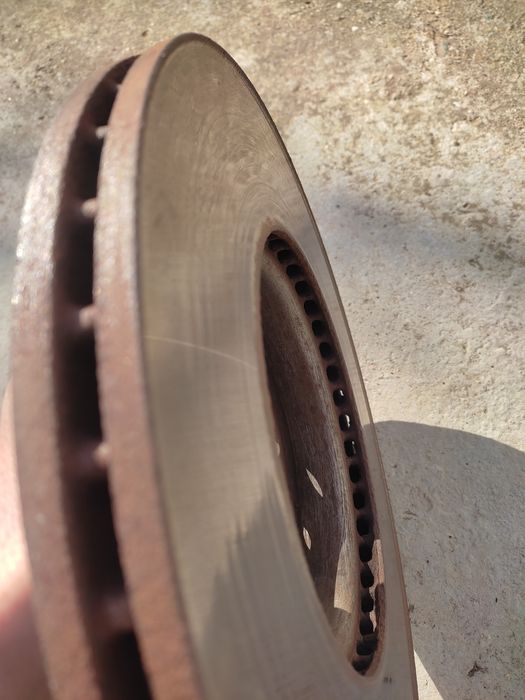 Продавам предни спирачни дискове свалени от Голф 5 2.0 tdi 140кс BKD