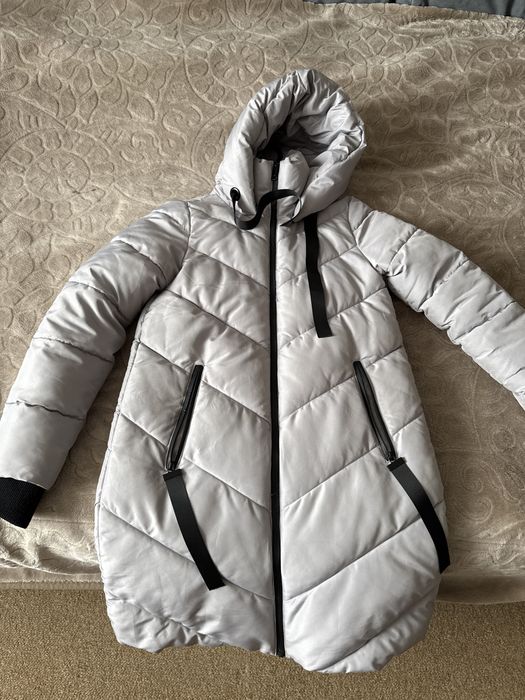 серое ,длинное пальто