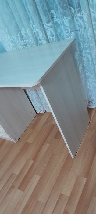 Стол с тумбочкой