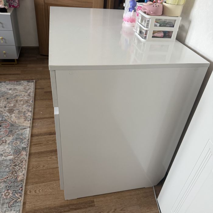 Белый письменый стол,