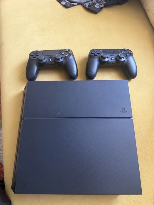 Sony PlayStation 4 PS4 с 2 оригинални джойстика