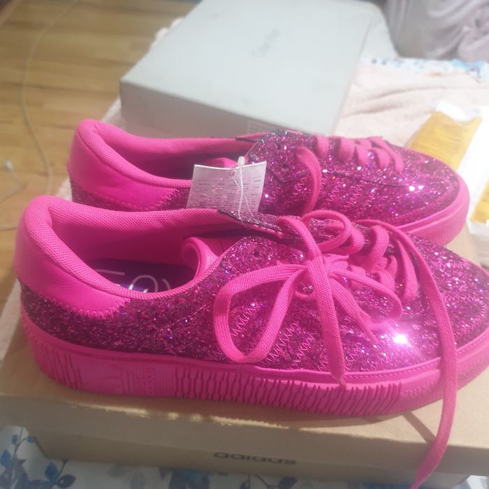 Vand adidași originali  nr 40 o singură pereche
