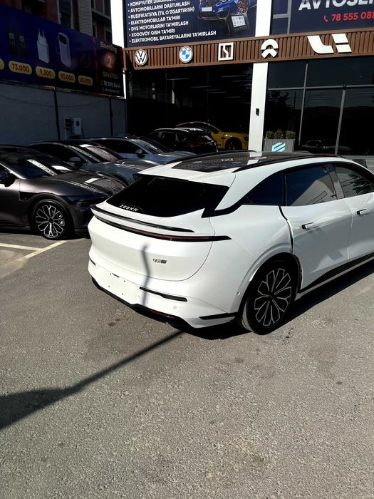 Zeekr 007 GT white