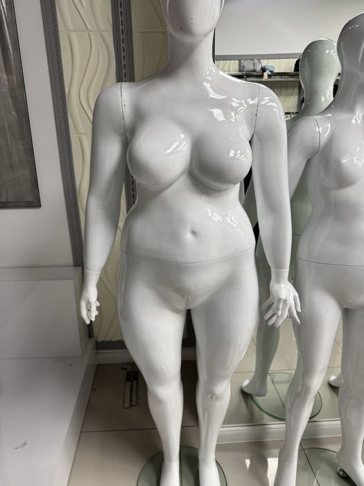 Манекени полиестерни