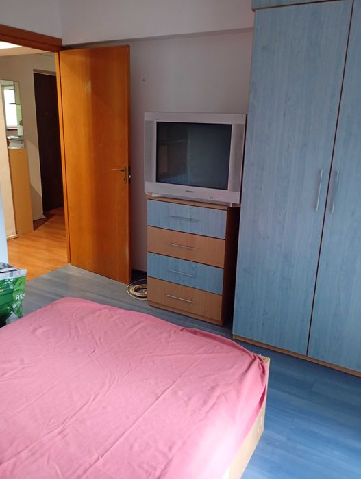 Închiriez apartament cu 2 camere, decomandat, situat la etajul 1 al unui bloc aflat în imediata apropiere a Parcului Sebastian.