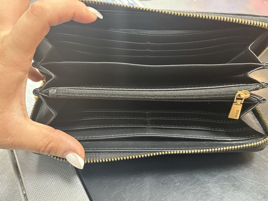 Портфейл на Guess отлично състояние