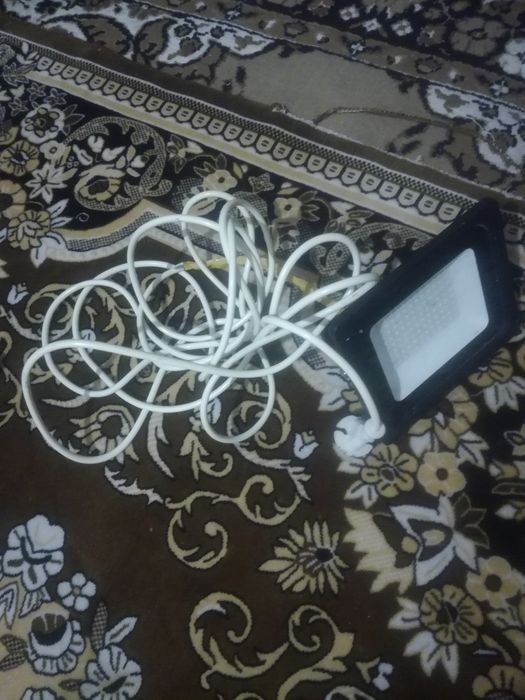 Продаю прожектор хорошо нови