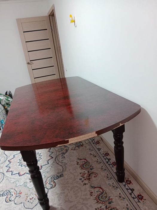 Продам стол для гостинной