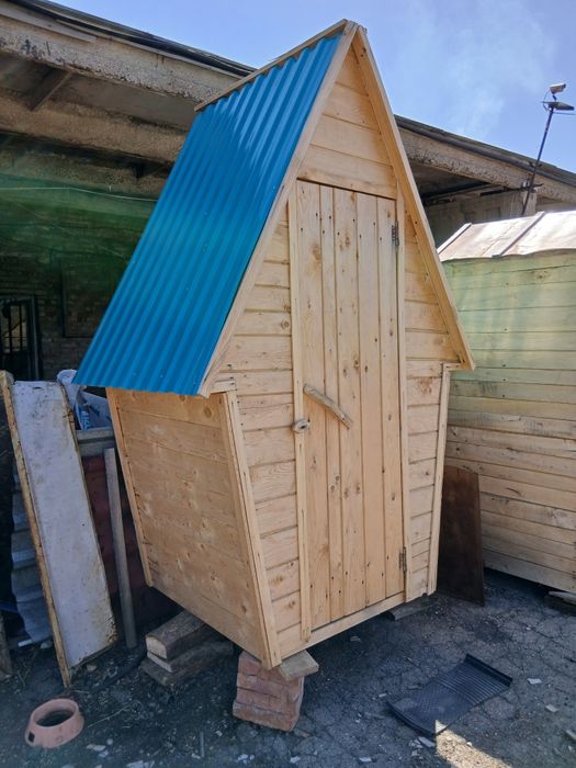 Деревянные туалеты в Глубоком.