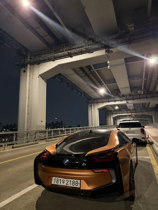 BMW i8 Coupe orange