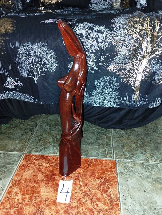 Еротични статуетки от дърво