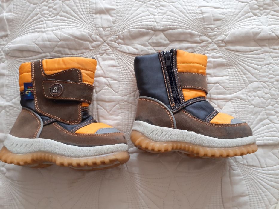 Продавам бебешки и детски чехли пантофки маратонки за момченце