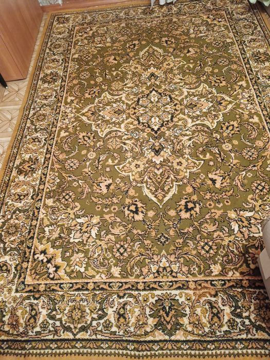 Два шерстяных натуральных ковра .