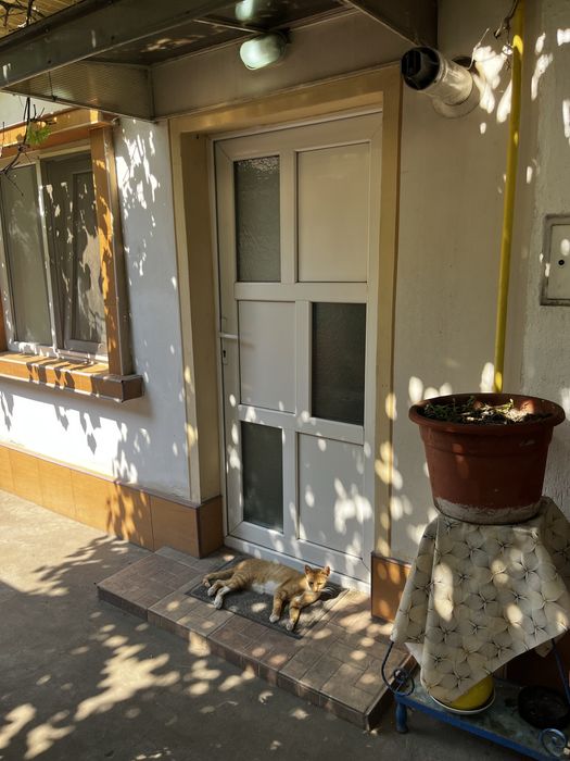 Centru: Vand apartament 2 cam la casa cu curte comuna - spate Silvian