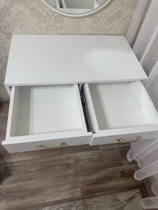 Продам туалетный столик  с зеркалом