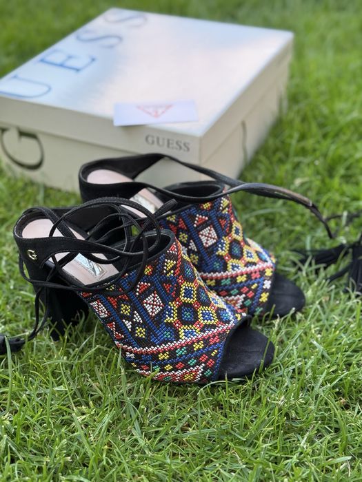 Обувки на ток Guess