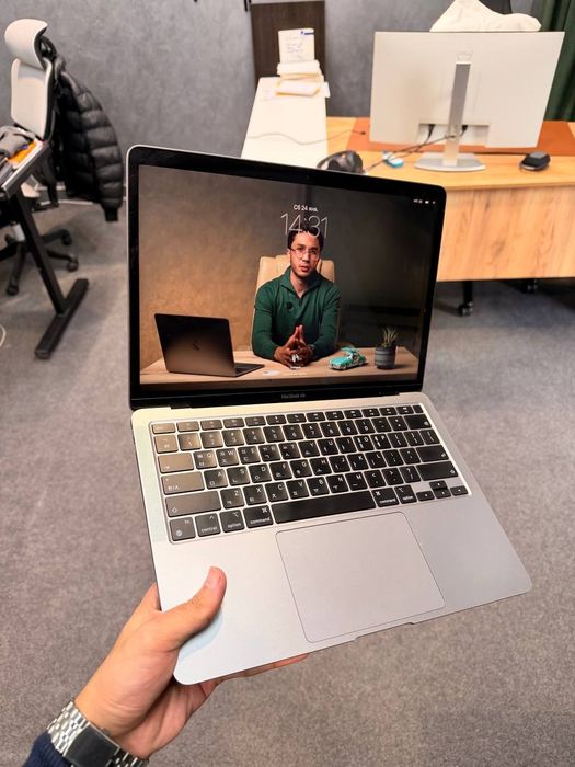 Mac Book Air 2020 
M1
256 gb
Yomkost: 86%
Idela hamma nars