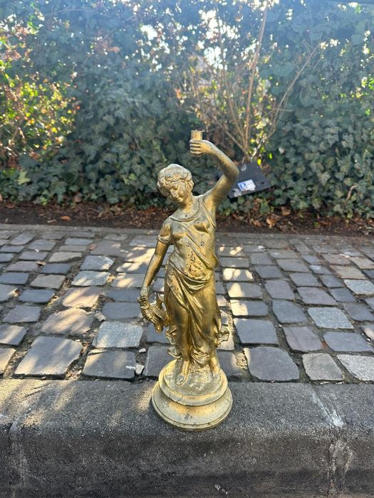 Statueta "femeie  cu lampa"