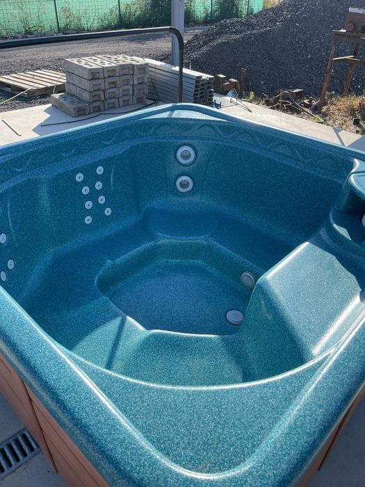 Vand jacuzzi 3-6 persoane