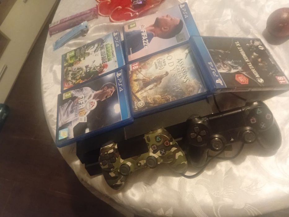 Vand ps4, are 6 jocurii si gta 5 in el, are 2 manete