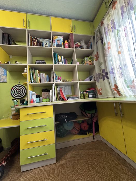 Продам угловой письменный стол с полками