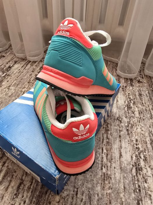 Продам кроссовки Адидас