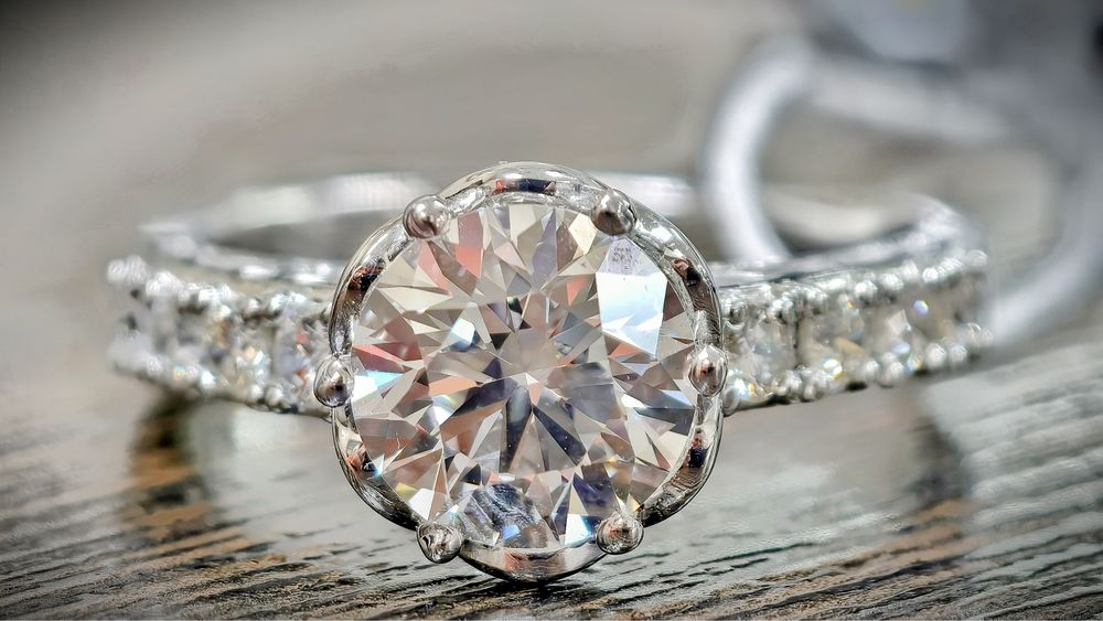 Золотое кольцо с крупным бриллиантом