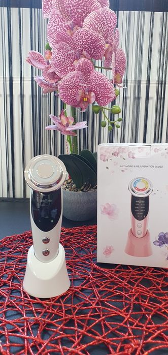 Aparat profesional pentru intinerirea pielii 7 în 1