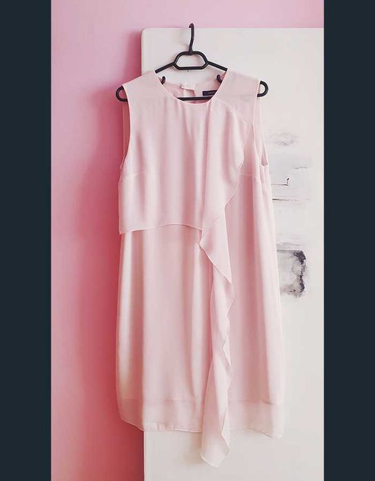 Рокля над коляното в нежно розово с воал на French Connection