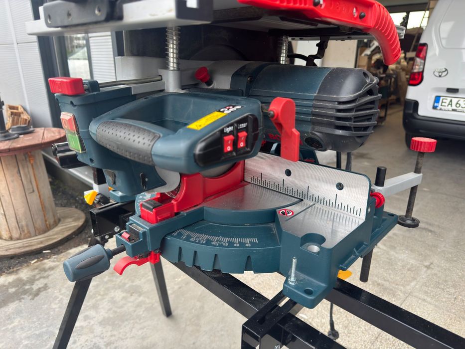 Комбиниран циркуляр Bosch GTM 12 JL Professional с гаранция + маса