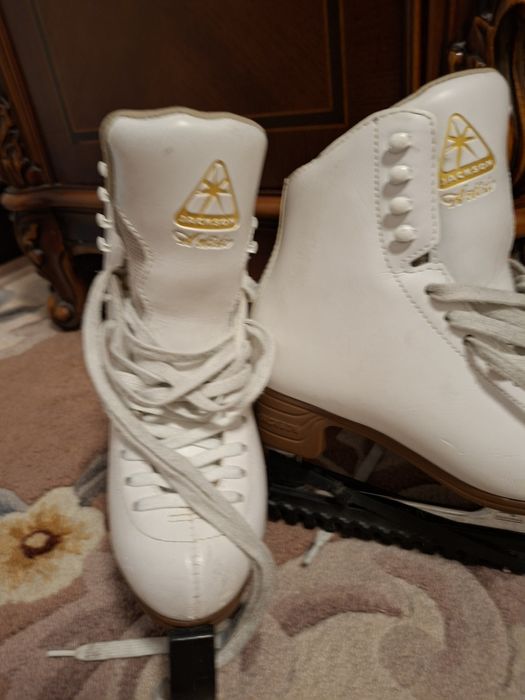 Продаю коньки 5 с.В отличном состоянии.