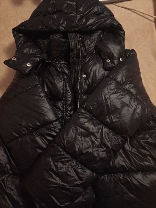 Geaca neagra lucioasa