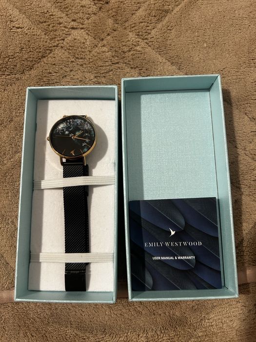 Нов дамски часовник, с метална верижка