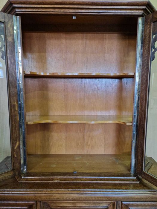 Резбован шкаф витрина от дъбов масив на две части