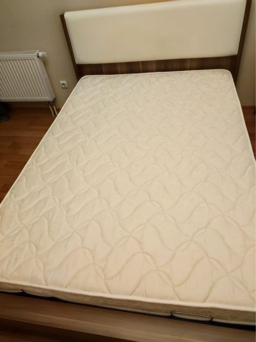 Двухспальная кровать 140*200см