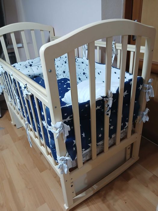 Детская кроватка с бортиками