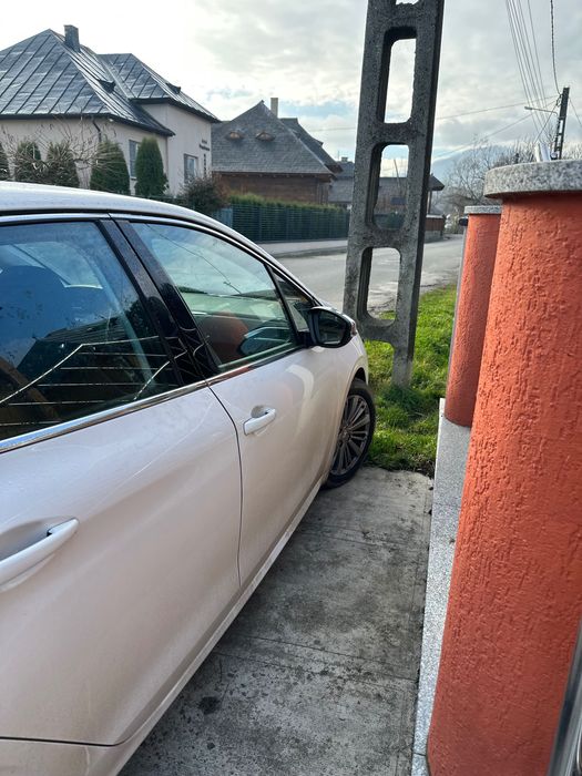 Peugeot 208 1,2 benzina