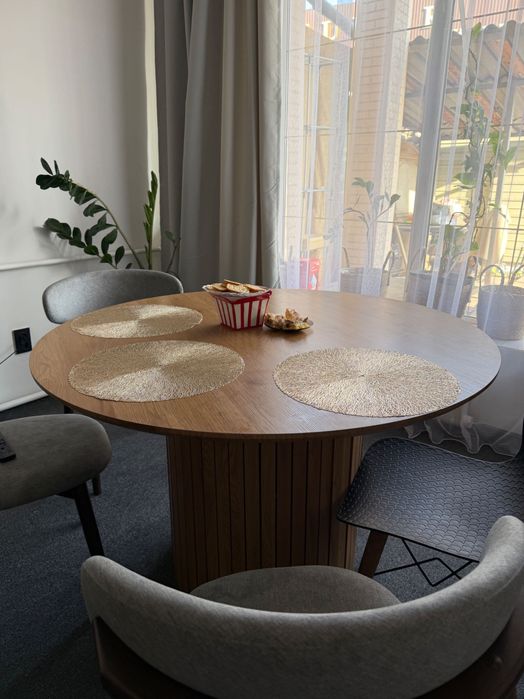 Круглый обеденный стол