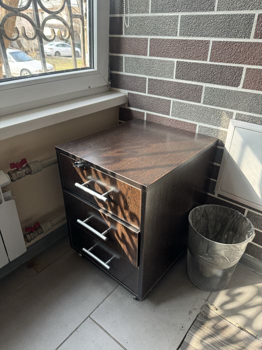 Тумбочка и вешалка